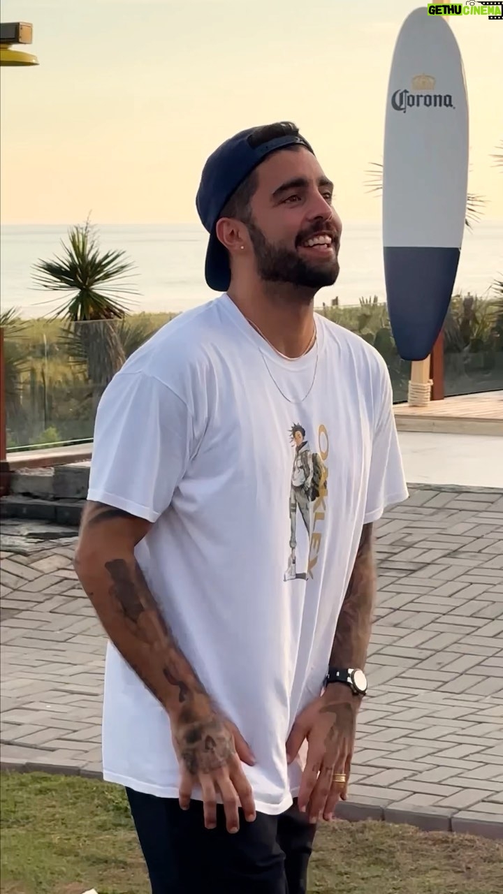 Pedro Scooby Instagram - Será que o @pedroscooby tá curtindo a WSL? Tem rolê, tem surf, tem Corona, tem praia… precisa de mais nada! #CoronaNaWSL *beba com moderação Saquarema