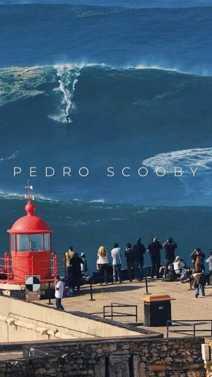 Pedro Scooby Instagram - @pedroscooby conhece essa onda como poucos ! 🙌

Quem está com saudades de ver ele quebrando nas ondas gigantes em Nazaré ?? ✅

🎥 @wowsurfing 

#gigantesdenazaré