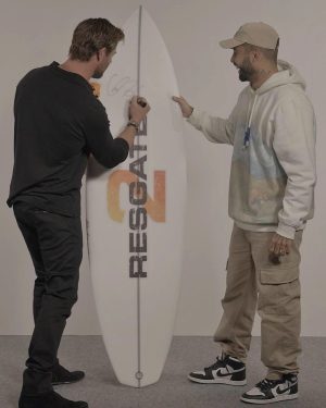 Pedro Scooby Instagram - Grande encontro hoje pela manhã com  @chrishemsworth ! 
Obrigado pelo presente! 
Boa sorte no filme  Resgate 2 no @netflixbrasil