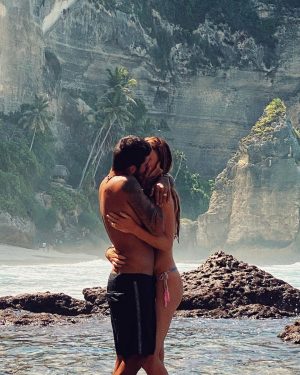 Pedro Scooby Instagram - Dia dos namorados é todo dia, que estamos juntos, que somos parceiros, que resolvermos viver uma história juntos, que escolhemos ter uma baby, que superamos as crises, que temos noites maravilhosas de amor e sexo, mas quando superamos a distância também! São tantos motivos bons que escolho todos os dias namorar com você! Te amo 🥰 feliz dia dos namorados!  @cintiadicker