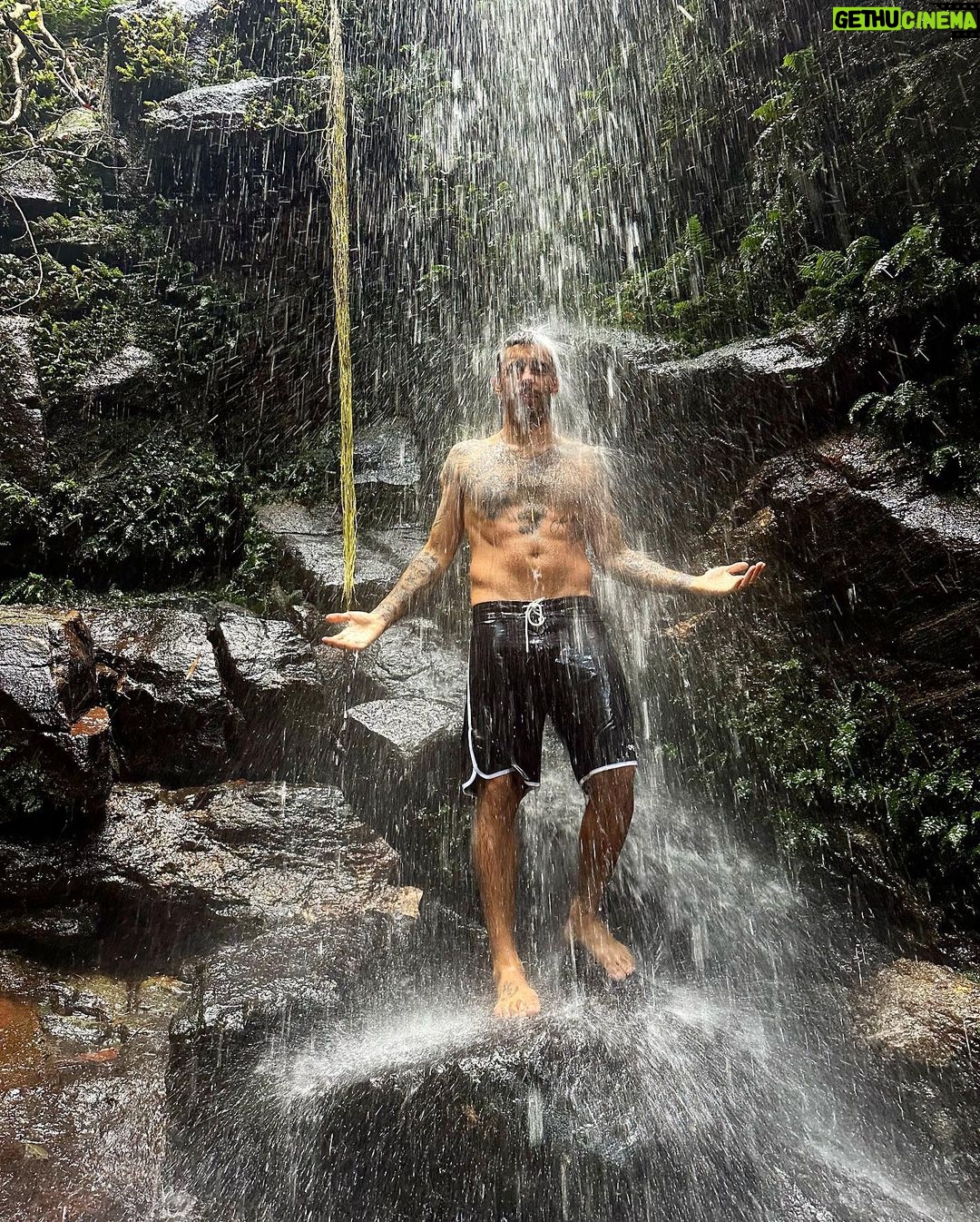 Pedro Scooby Instagram - Reenergizado! Final de semana cheio de energia e benção pra todos 🙏🏼 Cachoeira das Almas