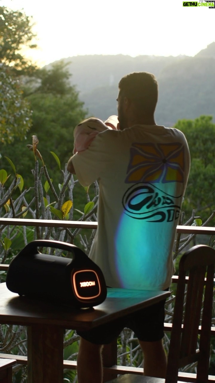 Pedro Scooby Instagram - Um final de ano incrível pra todo mundo e que 2024 seja de muitos momentos felizes com a sua XBOOM! @lgbrasil #LifesGood #CaixadeSom #LGXBOOMGo #Ad