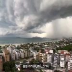 Pedro Scooby Instagram – #Repost @euceano_org
• • • • • •
Até o “infinito” oceano tem limite. Será que passamos do ponto?
Falar sobre aquecimento global com seriedade não é papo ideológico, mimimi ou religioso, apocalipse, ira dos deuses. É falar sobre ciência, sobre nossa responsabilidade, ou melhor, irresponsabilidade humana.
Mais de 90% do excesso de calor retido pelas emissões de gases de efeito estufa é absorvido nos oceanos, e registros feitos a partir de 1958 revelam um aumento significativo da temperatura das águas, com aceleração após 1990. Ao que tudo indica, os oceanos agora estão em seu ponto mais quente em mil anos, e aquecendo mais rápido do que em qualquer outro momento nos últimos 2.000 anos.
“Medir a temperatura dos oceanos é a maneira mais precisa de determinar o quão desequilibrado está o nosso planeta. Estamos tendo um clima mais extremo por causa do aquecimento dos oceanos e isso tem consequências tremendas em todo o mundo”, afirmou o professor John Abraham, da Universidade de St. Thomas, dos Estados Unidos
O aumento de 0,5 C° na temperatura dos oceanos, causa uma elevação brutal, difícil até de ser mensurado, na evaporação dos mares e consequentemente no volume de chuvas, principalmente próximos ao litoral montanhoso. O descaso humano, tanto na maneira gananciosa de produção e consumo de energia, quanto na ocupação desordanada das cidades, com pouquíssimo ou nenhum estudo de impacto ambiental, são responsáveis diretos pelas inúmeras tragédias que assolam o mundo.
Toda nossa solidariedade, orações e pesares as vítimas das cidades do litoral de SP que sofrem nesse momento.
Saiba como ajudar com doações:
Caraguatatuba – Centro Esportivo Municipal (CEMUG), localizado na Avenida José Herculano, 50, Jardim Britânia.
São Sebastião – Avenida Marginal, 44, Barra do Sahy
Avenida Deble Luísa Derani, 960, Praia da Baleia
Avenida Adelino Tavares, 170, Barra do Sahy
São José dos Campos – Centro de Distribuição ou por meio de agendamento, através do WhatsApp (12) 99633-6786.
#euceano #ocean #globalwarming #rain #help