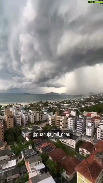Pedro Scooby Instagram - #Repost @euceano_org • • • • • • Até o "infinito" oceano tem limite. Será que passamos do ponto? Falar sobre aquecimento global com seriedade não é papo ideológico, mimimi ou religioso, apocalipse, ira dos deuses. É falar sobre ciência, sobre nossa responsabilidade, ou melhor, irresponsabilidade humana. Mais de 90% do excesso de calor retido pelas emissões de gases de efeito estufa é absorvido nos oceanos, e registros feitos a partir de 1958 revelam um aumento significativo da temperatura das águas, com aceleração após 1990. Ao que tudo indica, os oceanos agora estão em seu ponto mais quente em mil anos, e aquecendo mais rápido do que em qualquer outro momento nos últimos 2.000 anos. “Medir a temperatura dos oceanos é a maneira mais precisa de determinar o quão desequilibrado está o nosso planeta. Estamos tendo um clima mais extremo por causa do aquecimento dos oceanos e isso tem consequências tremendas em todo o mundo”, afirmou o professor John Abraham, da Universidade de St. Thomas, dos Estados Unidos O aumento de 0,5 C° na temperatura dos oceanos, causa uma elevação brutal, difícil até de ser mensurado, na evaporação dos mares e consequentemente no volume de chuvas, principalmente próximos ao litoral montanhoso. O descaso humano, tanto na maneira gananciosa de produção e consumo de energia, quanto na ocupação desordanada das cidades, com pouquíssimo ou nenhum estudo de impacto ambiental, são responsáveis diretos pelas inúmeras tragédias que assolam o mundo. Toda nossa solidariedade, orações e pesares as vítimas das cidades do litoral de SP que sofrem nesse momento. Saiba como ajudar com doações: Caraguatatuba - Centro Esportivo Municipal (CEMUG), localizado na Avenida José Herculano, 50, Jardim Britânia. São Sebastião - Avenida Marginal, 44, Barra do Sahy Avenida Deble Luísa Derani, 960, Praia da Baleia Avenida Adelino Tavares, 170, Barra do Sahy São José dos Campos - Centro de Distribuição ou por meio de agendamento, através do WhatsApp (12) 99633-6786. #euceano #ocean #globalwarming #rain #help