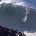 Pedro Scooby Instagram – Dois dias atrás postei o vídeo de uma onda que eu quase morri em Nazaré, 1 ano depois eu voltei pra temporada e surfei o maior mar da história, que é a foto desse post! E segue sendo o maior até hoje! Não deixe que as pedras no caminho façam você desistir dos seus sonhos! 🙌🏼🙏🏼