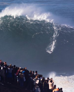 Pedro Scooby Instagram - Dois dias atrás postei o vídeo de uma onda que eu quase morri em Nazaré, 1 ano depois eu voltei pra temporada e surfei o maior mar da história, que é a foto desse post! E segue sendo o maior até hoje! Não deixe que as pedras no caminho façam você desistir dos seus sonhos! 🙌🏼🙏🏼