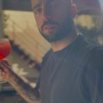 Pedro Scooby Instagram - A vida é feita de momentos simples. Mas a gente sempre pode tentar deixar tudo mais... original! Por isso que, nos últimos jogos, reuni a galera aqui em casa, fizemos Campari-Tonic e torcemos muito! Afinal até uma simples torcida de amigos pode ser evento único! Campari-Tonic: simples e original. Só ele é assim. #CampariTonic #Publicidade #Drinks #Verão Beba com moderação. Não compartilhe esse conteúdo com menores de 18 anos.