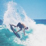 Pedro Scooby Instagram - Como é bom estar de volta ao surf diário no Rio de Janeiro! O joelho já está quase 100%! Chegar na praia encontrar os amigos, sol, água quente! Obrigado Senhor! Foto: @luizblancofotografia Leblon
