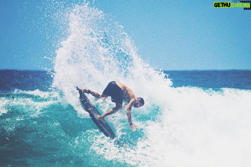 Pedro Scooby Instagram - Como é bom estar de volta ao surf diário no Rio de Janeiro! O joelho já está quase 100%! Chegar na praia encontrar os amigos, sol, água quente! Obrigado Senhor! Foto: @luizblancofotografia Leblon