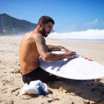 Pedro Scooby Instagram - Cerca de 80% do plástico utilizado no planeta vai parar nos oceanos. Se não mudarmos essa realidade, pode ser tarde demais. Chegou a hora de cuidarmos do que a gente ama repensando nossas escolhas, mudando os nossos hábitos e a embalagem de Natura Kaiak possui plástico retirado do litoral brasileiro. Vamos juntos mudar essa estatística? @naturabroficial #ChamadoDoOceano #publicidade