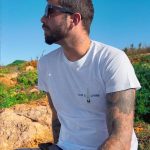 Pedro Scooby Instagram - Agora é oficial, to muito feliz em anunciar que eu sou o novo embaixador do time de Corona!! Me amarro nessa marca irada que combina muito com o meu lifestyle e com a minha forma relaxada e leve de aproveitar a vida!! Fiquem atentos que vem muita coisa maneira por ai!! This is living !! A vida é irada!! @corona #EmbaixadorCorona #ThisIsLiving #Bebacommoderacao