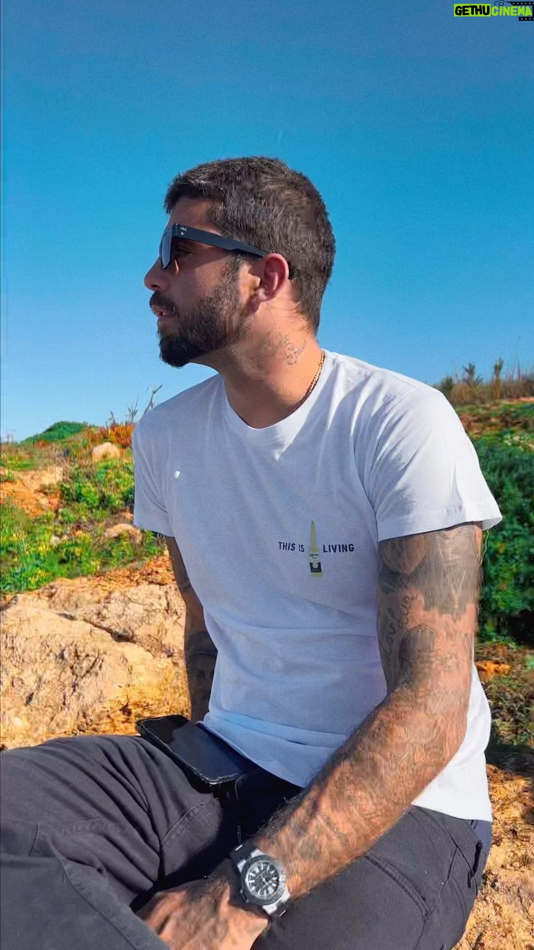 Pedro Scooby Instagram - Agora é oficial, to muito feliz em anunciar que eu sou o novo embaixador do time de Corona!! Me amarro nessa marca irada que combina muito com o meu lifestyle e com a minha forma relaxada e leve de aproveitar a vida!! Fiquem atentos que vem muita coisa maneira por ai!! This is living !! A vida é irada!! @corona #EmbaixadorCorona #ThisIsLiving #Bebacommoderacao