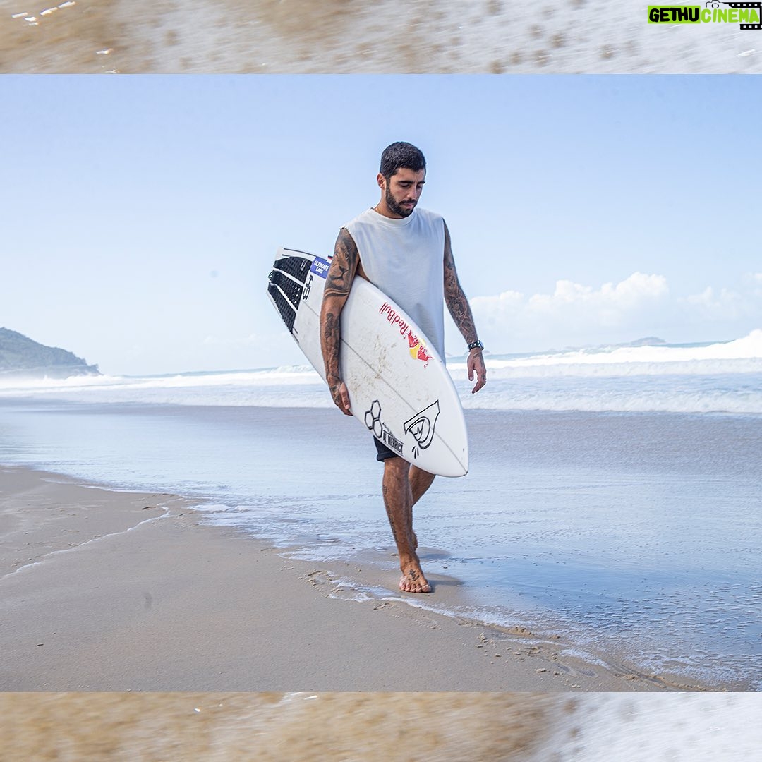 Pedro Scooby Instagram - Minha vida vocês já sabem que é no oceano, né galera? :) Com Kaiak, sinto que posso levar um pouco dele comigo por aí, sentir a vibe da praia, curtir a vida da melhor forma possível e sempre respeitando o oceano. @naturabroficial #ChamadoDoOceano #publi