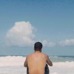 Pedro Scooby Instagram - Toda vez que entro no oceano eu sinto algo intenso, posso desligar a minha cabeça, pensar em quanto a vida é irada quando eu estou aqui, pensar que os melhores momentos estão nessa imensidão. Assim como eu, Kaiak vive pelo oceano e se preocupa com ele. Sua embalagem é parcialmente feita de plástico reciclado e retirado do litoral. @naturabroficial #ChamadoDoOceano #publi
