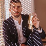 Pedro Scooby Instagram - Fala, Galera! Carolina Herrera, mais uma vez, se superou. Olha que irada essa edição limitada de colecionador de Bad Boy Gold Fantasy! O frasco em raio, que já é icônico, ganhou uma camada dourada e cromada, trazendo ainda mais sofisticação e modernidade para a fragrância, que eu já sou apaixonado! @carolinaherrera #carolinaherrera