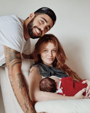 Pedro Scooby Instagram - Chegou o grande dia!
Nossa princesa guerreira Aurora está em casa!
Sem palavras para agradecer toda a equipe da @qualicorp ❤️ nunca na vida vamos esquecer o que vocês  fizeram por nós! 
Aos médicos: Dr Jofre, Gilmar que a operou, Flavia nossa anestesista e fotógrafa ( que deixou tudo mais leve na hora do parto 🎶), Vivi, nossa obstetra que acompanhou tudo desde o começo e toda a equipe da Perinatal Laranjeiras! Nossa gratidão eterna a vocês! 🙏🏼
Aos meus amigos e familiares que fizeram de tudo para tornar esse momento o mais leve possível! 
E claro, todas as orações e boas energias enviadas nesse momento por todos, que foi muito difícil, mas conseguimos ser fortes e seguir em frente. 
Bem vinda Aurora! ❤️