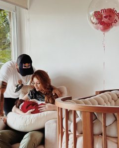 Pedro Scooby Instagram - Chegou o grande dia! Nossa princesa guerreira Aurora está em casa! Sem palavras para agradecer toda a equipe da @qualicorp ❤️ nunca na vida vamos esquecer o que vocês fizeram por nós! Aos médicos: Dr Jofre, Gilmar que a operou, Flavia nossa anestesista e fotógrafa ( que deixou tudo mais leve na hora do parto 🎶), Vivi, nossa obstetra que acompanhou tudo desde o começo e toda a equipe da Perinatal Laranjeiras! Nossa gratidão eterna a vocês! 🙏🏼 Aos meus amigos e familiares que fizeram de tudo para tornar esse momento o mais leve possível! E claro, todas as orações e boas energias enviadas nesse momento por todos, que foi muito difícil, mas conseguimos ser fortes e seguir em frente. Bem vinda Aurora! ❤️