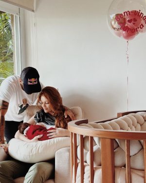 Pedro Scooby Instagram - Chegou o grande dia!
Nossa princesa guerreira Aurora está em casa!
Sem palavras para agradecer toda a equipe da @qualicorp ❤️ nunca na vida vamos esquecer o que vocês  fizeram por nós! 
Aos médicos: Dr Jofre, Gilmar que a operou, Flavia nossa anestesista e fotógrafa ( que deixou tudo mais leve na hora do parto 🎶), Vivi, nossa obstetra que acompanhou tudo desde o começo e toda a equipe da Perinatal Laranjeiras! Nossa gratidão eterna a vocês! 🙏🏼
Aos meus amigos e familiares que fizeram de tudo para tornar esse momento o mais leve possível! 
E claro, todas as orações e boas energias enviadas nesse momento por todos, que foi muito difícil, mas conseguimos ser fortes e seguir em frente. 
Bem vinda Aurora! ❤️