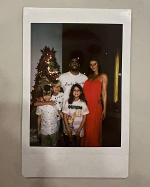 Pedro Scooby Instagram - Feliz Natal! Amanhã uns dos maiores presentes da minha vida está chegando, junto ao Dom, Bem e Liz! Só agradecer e pedir a benção de Deus! ❤️