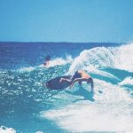 Pedro Scooby Instagram - Como é bom estar de volta ao surf diário no Rio de Janeiro! O joelho já está quase 100%! Chegar na praia encontrar os amigos, sol, água quente! Obrigado Senhor! Foto: @luizblancofotografia Leblon