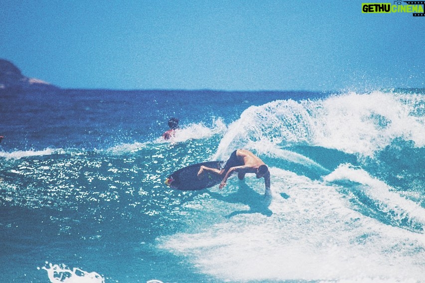 Pedro Scooby Instagram - Como é bom estar de volta ao surf diário no Rio de Janeiro! O joelho já está quase 100%! Chegar na praia encontrar os amigos, sol, água quente! Obrigado Senhor! Foto: @luizblancofotografia Leblon