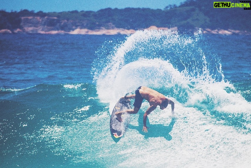 Pedro Scooby Instagram - Como é bom estar de volta ao surf diário no Rio de Janeiro! O joelho já está quase 100%! Chegar na praia encontrar os amigos, sol, água quente! Obrigado Senhor! Foto: @luizblancofotografia Leblon