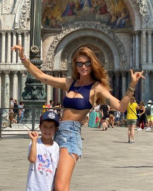 Pedro Scooby Instagram - Falar o que dessa mulher?? Parceira, mãezona, gata, divertida… Poderia ficar até amanhã colocando adjetivos e mesmo assim não conseguiria explicar o quando você é especial! Mais um ano de vida e eu só te desejo saúde e paz, que o resto damos um jeito! Te amo 💜 @cintiadicker