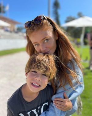 Pedro Scooby Instagram - Falar o que dessa mulher?? Parceira, mãezona, gata, divertida… Poderia ficar até amanhã colocando adjetivos e mesmo assim não conseguiria explicar o quando você é especial! Mais um ano de vida e eu só te desejo saúde e paz, que o resto damos um jeito! Te amo 💜 @cintiadicker