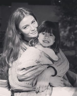 Pedro Scooby Instagram - Falar o que dessa mulher?? Parceira, mãezona, gata, divertida… Poderia ficar até amanhã colocando adjetivos e mesmo assim não conseguiria explicar o quando você é especial! Mais um ano de vida e eu só te desejo saúde e paz, que o resto damos um jeito! Te amo 💜 @cintiadicker