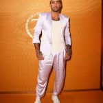 Pedro Scooby Instagram - Ontem foi dia de comemorar junto com a @bulgari os 75 anos da linha Serpenti no Brasil. Se liga nas fotos desse evento irado, que pra me deixar ainda mais estiloso, contou com uma colaboração exclusiva com o artista brasileiro @gabrielmassan #Serpenti75 #BulgariJewelry
