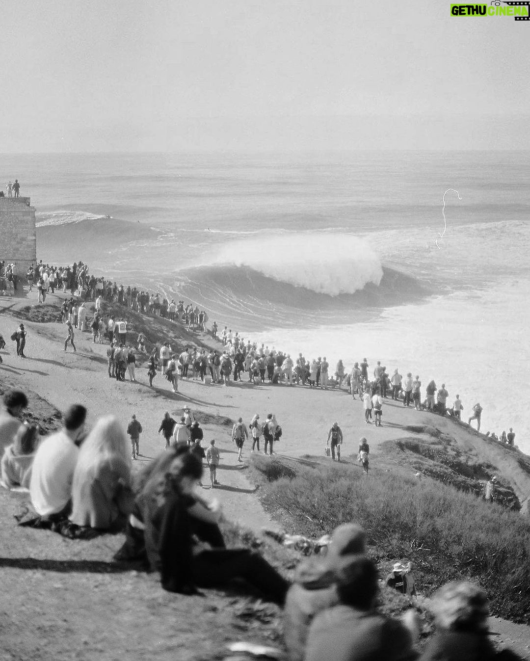 Pedro Scooby Instagram - Cheguei em casa e ainda realizando tudo que aconteceu essa semana! Nazaré é um lugar muito especial pra mim! Se liga a energia dessas fotos de filme do meu irmão @rafael_moura 🙌🏼📸 Praia Da Nazaré/ Portugal