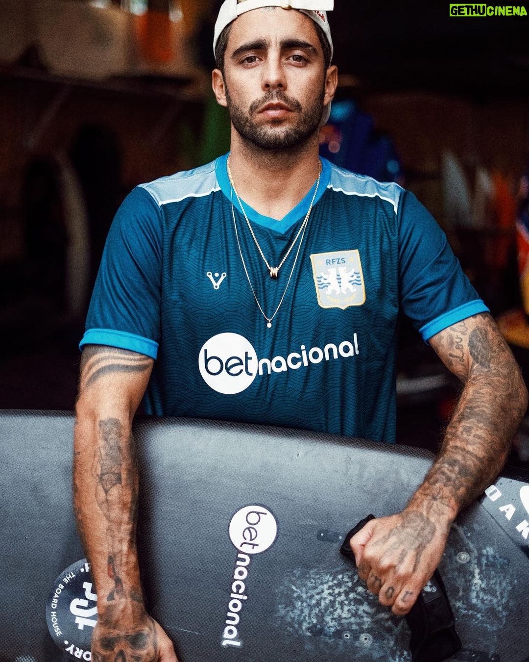 Pedro Scooby Instagram - Muito feliz em fazer parte do time da @bet.nacional ! Agora eu estou oficialmente preparado para surfar nas ondas das profecias da bet dos brasileiros! Vamos nessa 🔮🤘🏼