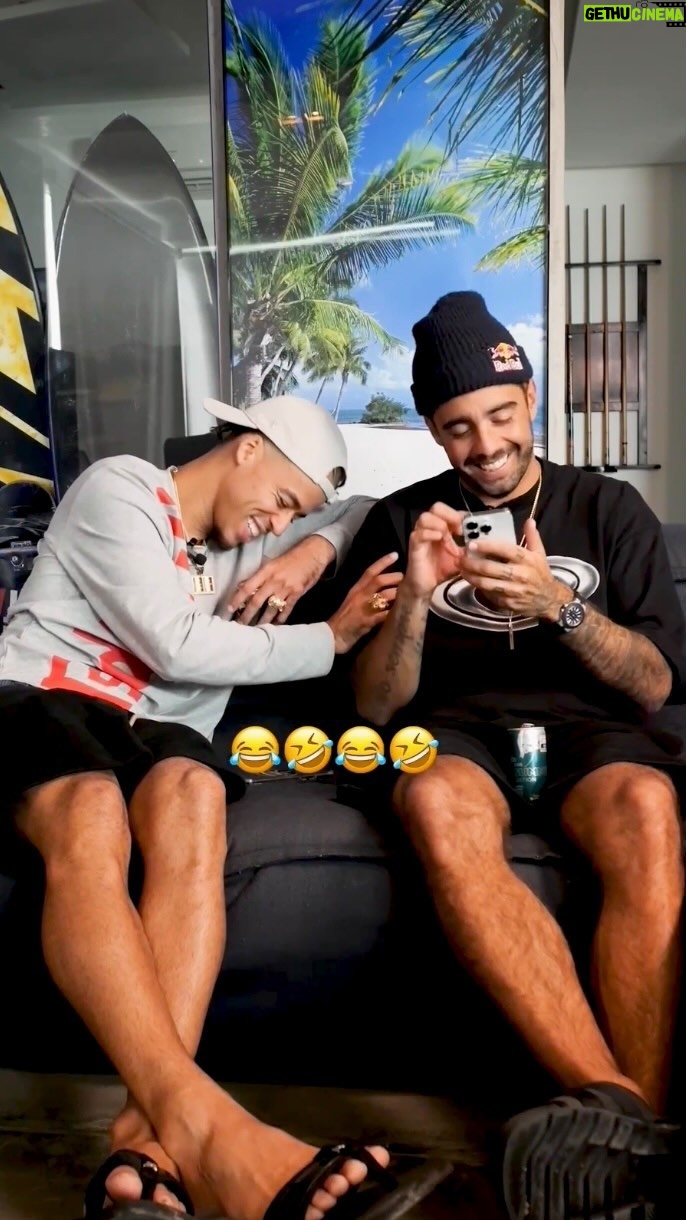 Pedro Scooby Instagram - Bora conhecer melhor o @l7nnon? O @pedroscooby tinha um Red Bull Summer Edition Figo e Maçã, um roteiro com perguntas rápidas e um sonho 😂 Quem aí já experimentou esse sabor geladinho? Conta nos comentários 👇 #redbull #tedáaaasas #redbullsummeredition #figoemaçã #lennon #pedroscooby