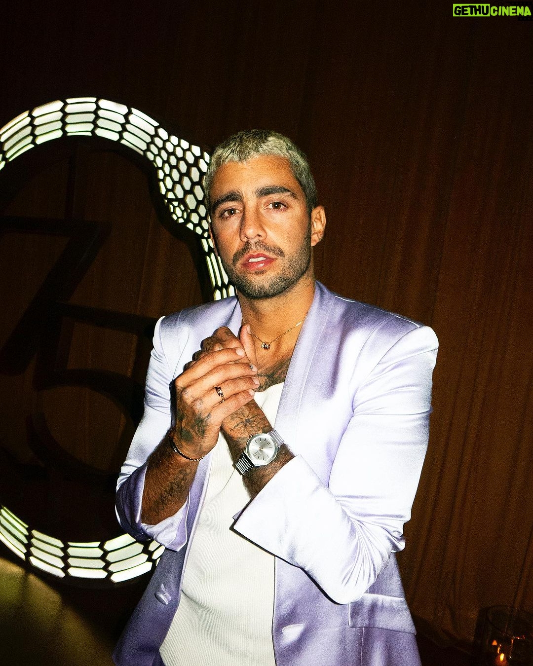 Pedro Scooby Instagram - Ontem foi dia de comemorar junto com a @bulgari os 75 anos da linha Serpenti no Brasil. Se liga nas fotos desse evento irado, que pra me deixar ainda mais estiloso, contou com uma colaboração exclusiva com o artista brasileiro @gabrielmassan #Serpenti75 #BulgariJewelry