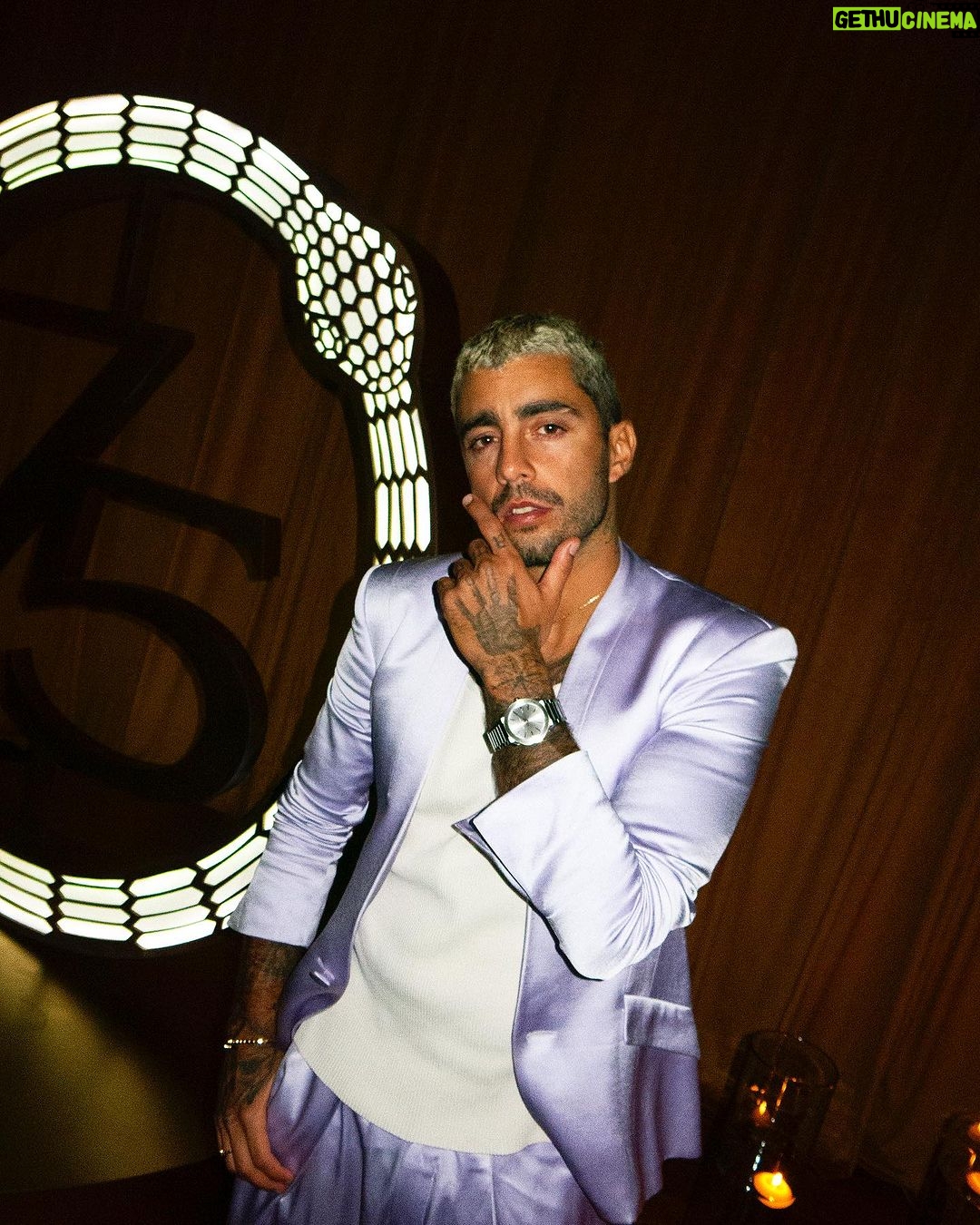 Pedro Scooby Instagram - Ontem foi dia de comemorar junto com a @bulgari os 75 anos da linha Serpenti no Brasil. Se liga nas fotos desse evento irado, que pra me deixar ainda mais estiloso, contou com uma colaboração exclusiva com o artista brasileiro @gabrielmassan #Serpenti75 #BulgariJewelry