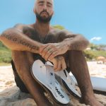 Pedro Scooby Instagram - X-Level: a Kenner ideal pra areia, pro asfalto e pro mar 🌊 Cria das ruas do RJ e mestre das ondas gigantes pelo mundo todo, o @pedroscooby representa a identidade híbrida da nova X-Level. Depois de crescer usando Kenner, agora tem o modelo ideal pro seu estilo de vida. Curtiram essa nova Sandália da casa?