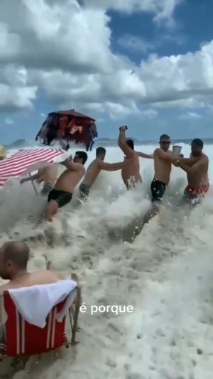 Pedro Scooby Instagram - "A Natureza está certa." (@raulseixasnaweb)

A orla do Rio de Janeiro enfrentou esse domingo uma das maiores ressacas da sua história com ondulações passando dos 3 metros. Ressacas no Rio de Janeiro não são incomuns mas com a influência do El Niño ganhou força e provocou verdadeiros "arrastões" de água do mar, perdas materiais e infelizmente algumas fatalidades com afogamentos. 

Os efeitos nocivos das ressacas não por acaso são maiores e mais sentidos em áreas aterradas do Rio de Janeiro, onde o contorno natural das praias foi alterado e a vegetação de restinga retirada. 

Essa entrevista de 1977 feita pela eterna @gloriamariareal com o genial e também eterno Raul Seixas, não deixa dúvidas da incrível força do Oceano e principalmente da importancia em respeitarmos os seus espaços. Como bem disse Rauzito: "a onda 🌊 tá certa, o que está errado é esse negócio de aterro, de construir edifício..."

E aí, concorda com o Raul?

Dê seu like, comente, compartilhe e vamos juntos com o EUCEANO.ORG construir esse movimento de reconexão, conhecimento e amor pelo Oceano e suas criaturas. ❤️🐬🐋🦈🦑🦀🐙🦐🐧

#EUceano #ocean #wave #onda #música #music #nature #natureza