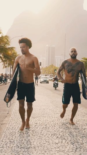 Pedro Scooby Instagram - Nada como voltar pra casa e surfar com os amigos 🙏🏼🙌🏼