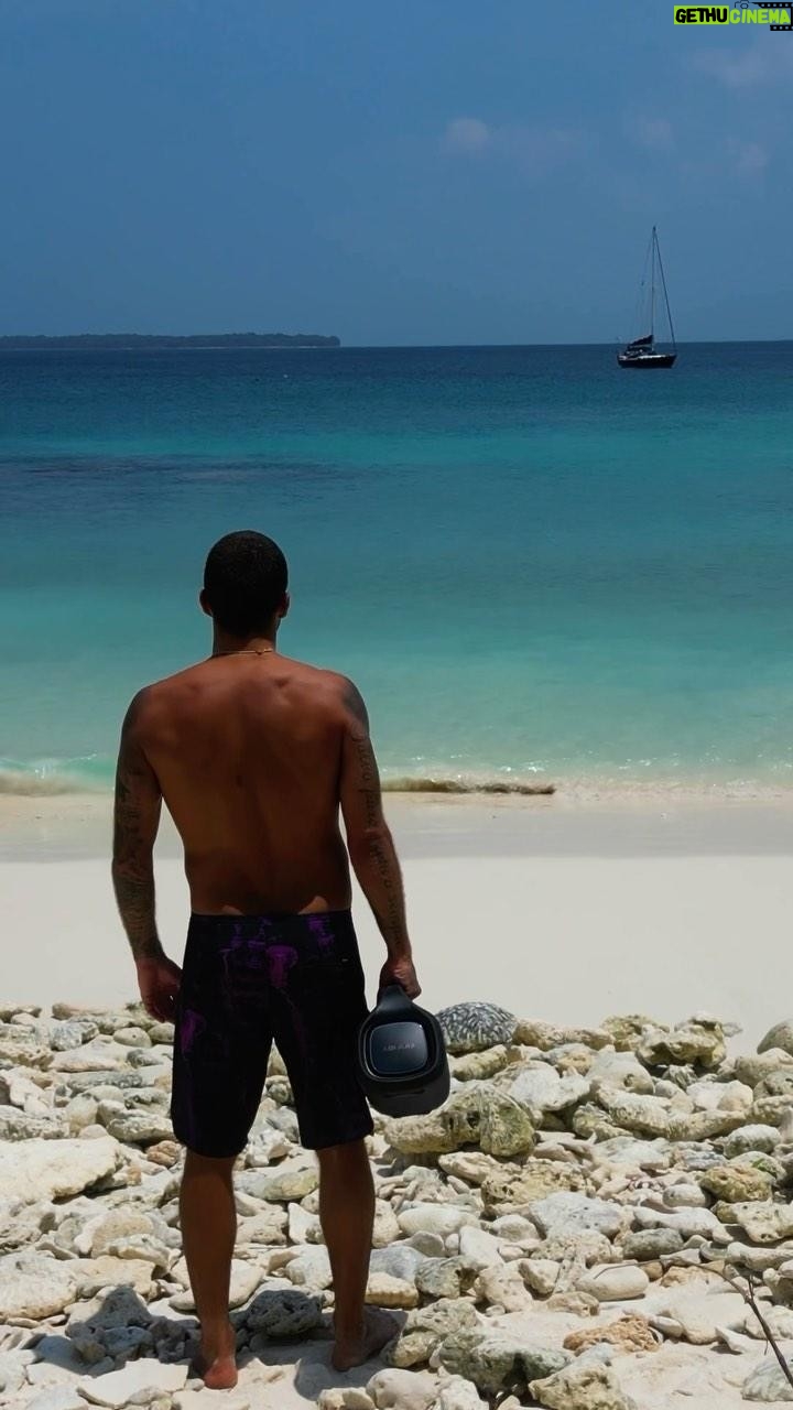 Pedro Scooby Instagram - Qual seria a sua trilha sonora pra esse paraíso? Eu, minha LG XBOOM XG9 POWER da @lgbrasil e esse lugar... combinação perfeita! #LifeisGood #Indonesia #CaixadeSom #LGXBOOMGo #Ad
