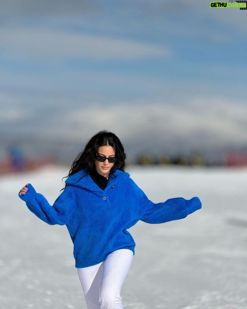 Pelin Akil Instagram - En son foto mesaj içerir. Mesajı alan ❤️ koysun 😂 Koşturmacadan kızların ilk kez kayak yaptığı tatilden hiçbişi paylaşmamışım. @swayhotels #reklam Sway Hotels