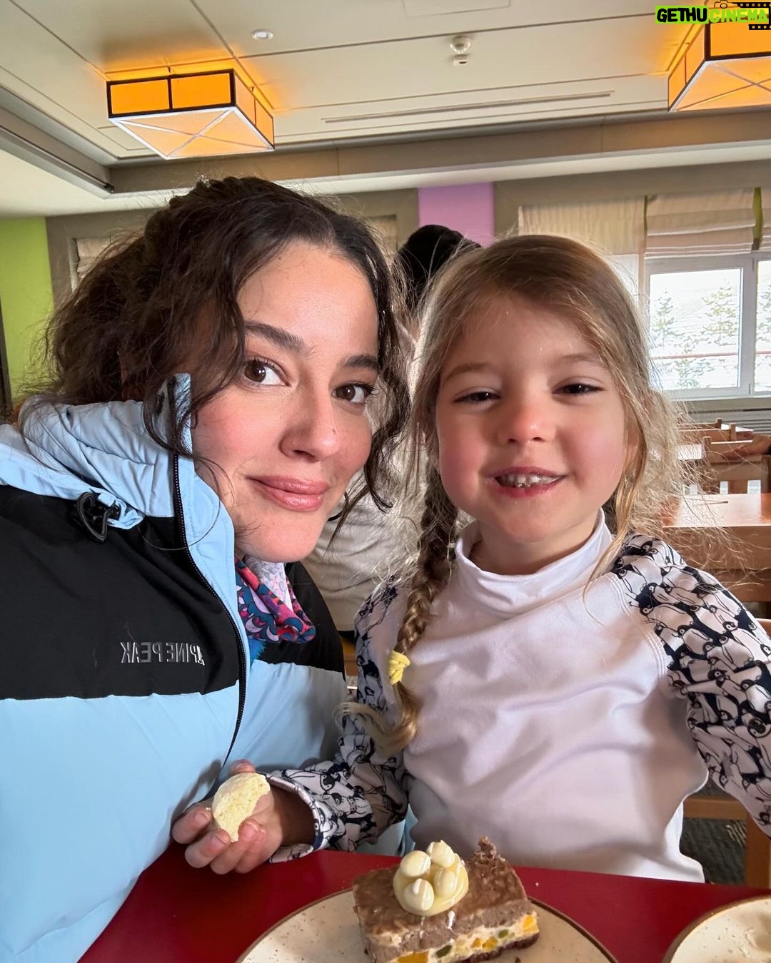 Pelin Akil Instagram - En son foto mesaj içerir. Mesajı alan ❤️ koysun 😂 Koşturmacadan kızların ilk kez kayak yaptığı tatilden hiçbişi paylaşmamışım. @swayhotels #reklam Sway Hotels