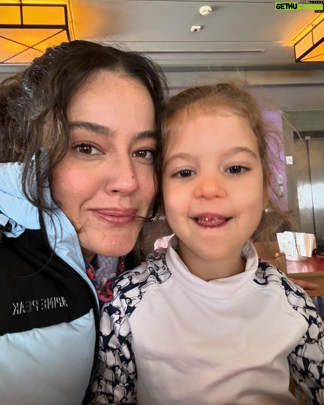 Pelin Akil Instagram - En son foto mesaj içerir. Mesajı alan ❤️ koysun 😂 Koşturmacadan kızların ilk kez kayak yaptığı tatilden hiçbişi paylaşmamışım. @swayhotels #reklam Sway Hotels
