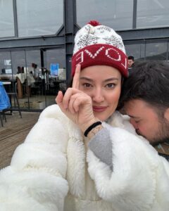 Pelin Akil Instagram - En son foto mesaj içerir. Mesajı alan ❤️ koysun 😂 Koşturmacadan kızların ilk kez kayak yaptığı tatilden hiçbişi paylaşmamışım. @swayhotels #reklam Sway Hotels