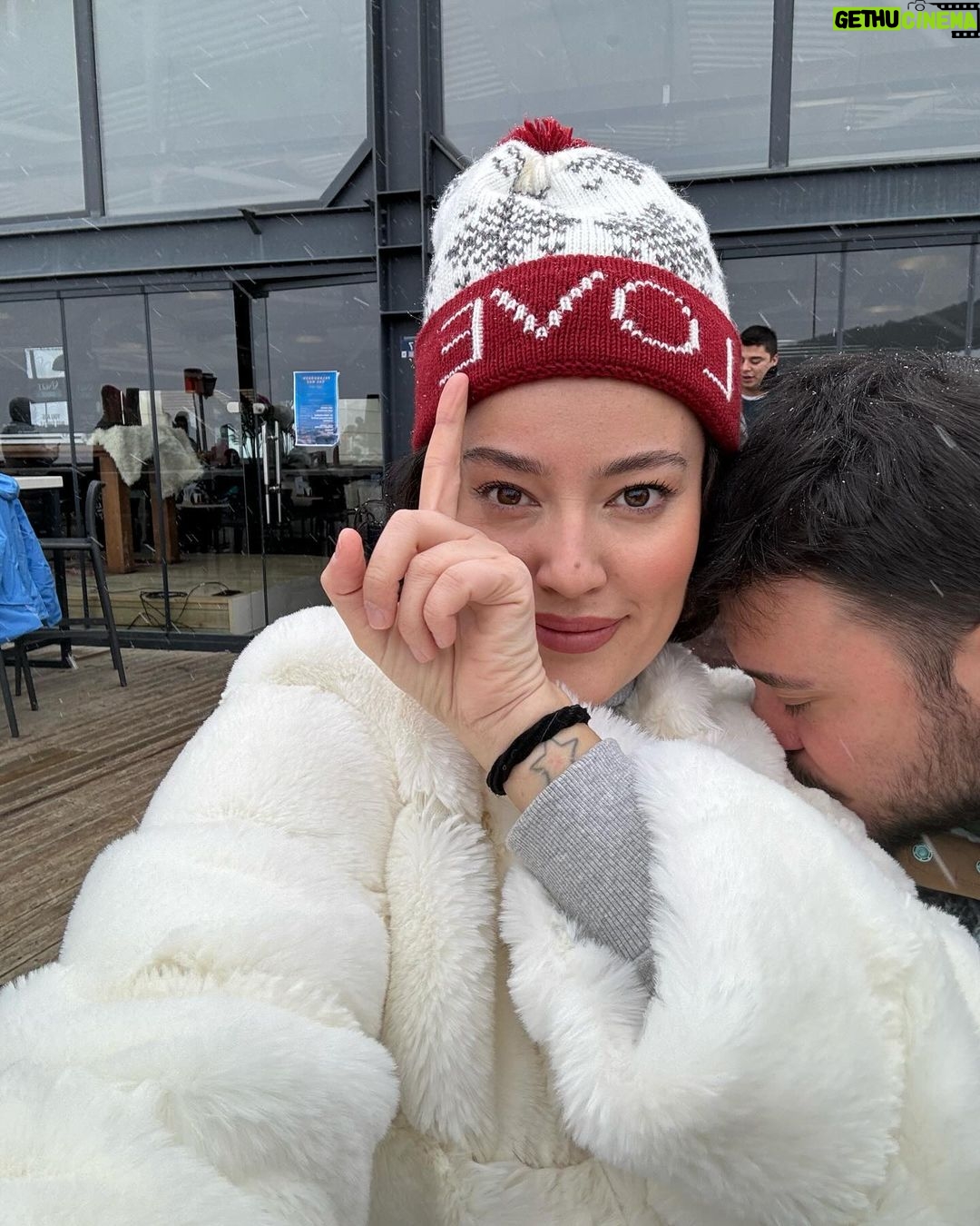 Pelin Akil Instagram - En son foto mesaj içerir. Mesajı alan ❤️ koysun 😂 Koşturmacadan kızların ilk kez kayak yaptığı tatilden hiçbişi paylaşmamışım. @swayhotels #reklam Sway Hotels