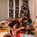 Pelin Akil Instagram – Altan ailesi hepinize güzel seneler diler…🌟
2024 beklemediğimiz kadar milletimize ve bizlere güzelliklerle gelsin..Herkese mutlu seneler🎄🙏