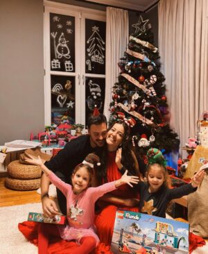 Pelin Akil Instagram - Altan ailesi hepinize güzel seneler diler…🌟
2024 beklemediğimiz kadar milletimize ve bizlere güzelliklerle gelsin..Herkese mutlu seneler🎄🙏