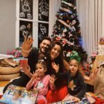 Pelin Akil Instagram – Altan ailesi hepinize güzel seneler diler…🌟
2024 beklemediğimiz kadar milletimize ve bizlere güzelliklerle gelsin..Herkese mutlu seneler🎄🙏