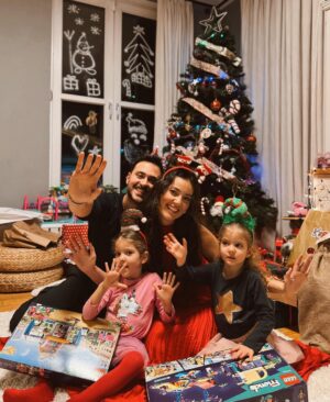 Pelin Akil Instagram - Altan ailesi hepinize güzel seneler diler…🌟
2024 beklemediğimiz kadar milletimize ve bizlere güzelliklerle gelsin..Herkese mutlu seneler🎄🙏