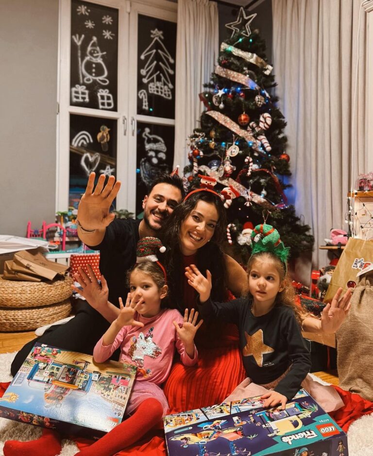 Pelin Akil Instagram - Altan ailesi hepinize güzel seneler diler…🌟 2024 beklemediğimiz kadar milletimize ve bizlere güzelliklerle gelsin..Herkese mutlu seneler🎄🙏