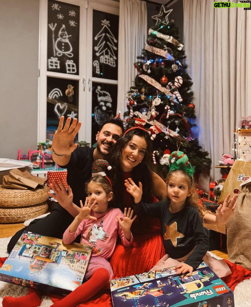 Pelin Akil Instagram - Altan ailesi hepinize güzel seneler diler…🌟 2024 beklemediğimiz kadar milletimize ve bizlere güzelliklerle gelsin..Herkese mutlu seneler🎄🙏
